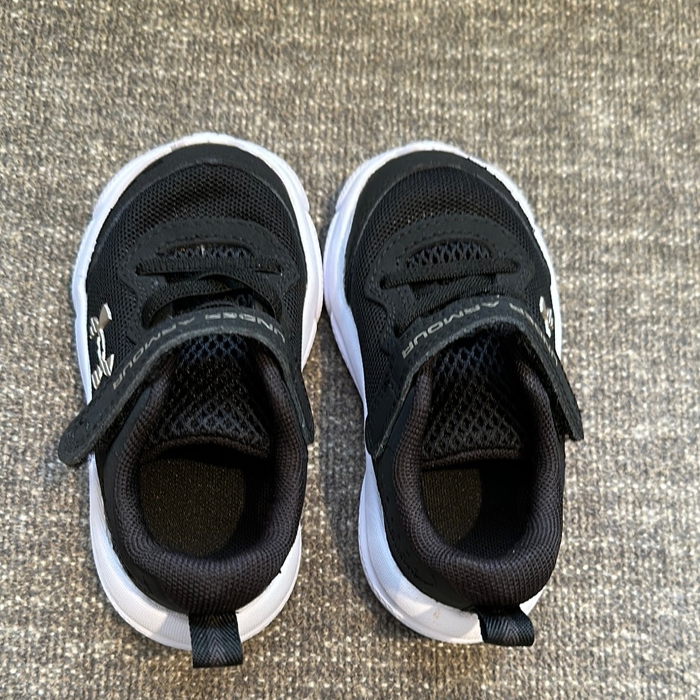NWOT- Under Armour Black Kids Shoes. Size 6 toddler - Picture 5 of 9